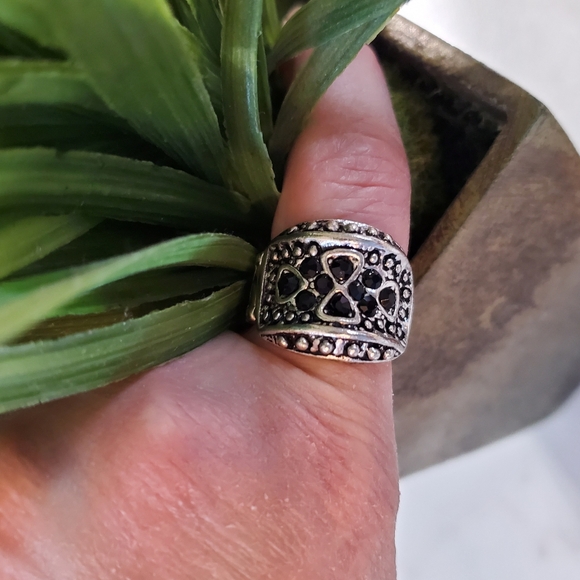 Silver Tone and Black Jewels Stretch Band Ring 💥3 for $24💥 - Picture 8 of 16